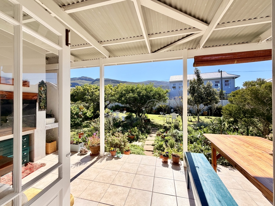 2 Bedroom Property for Sale in Sandbaai Western Cape